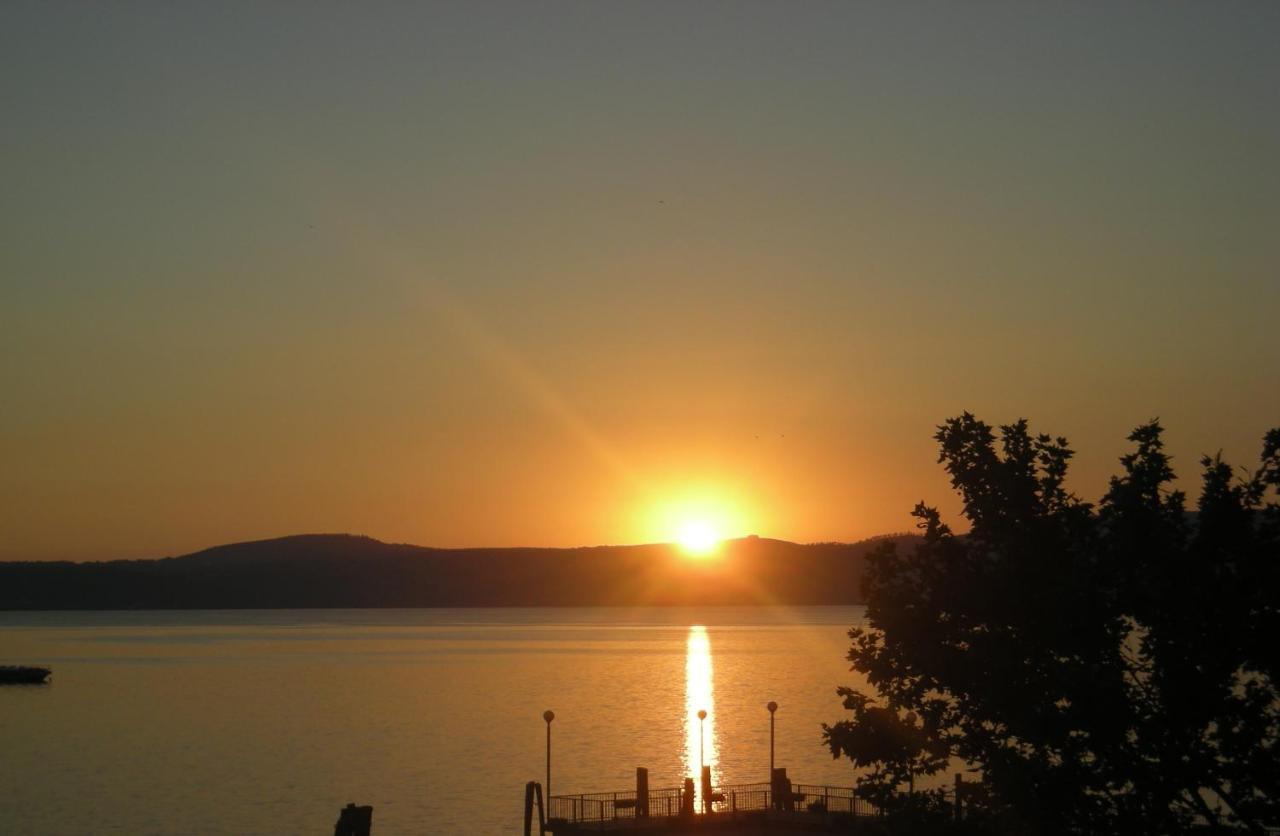 Iride Sul Lago 1 Via Principessa Jolanda 10-Piazza Del Molo أنغويلارا سابازيا المظهر الخارجي الصورة